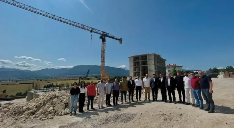 Safranbolu ilçemizin Akçasu Mahallesi’nde TOKİ tarafından inşasına başlanan 196 konutluk proje ile altyapı ve çevre düzenlemesi çalışmaları tüm hızıyla sürüyor.