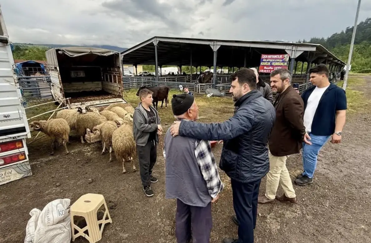 Hayvan pazarında oluşturulan kurban satış alanını ziyaret ettik